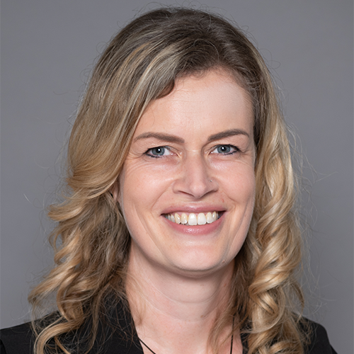 Porträtfoto von Christine Hackl